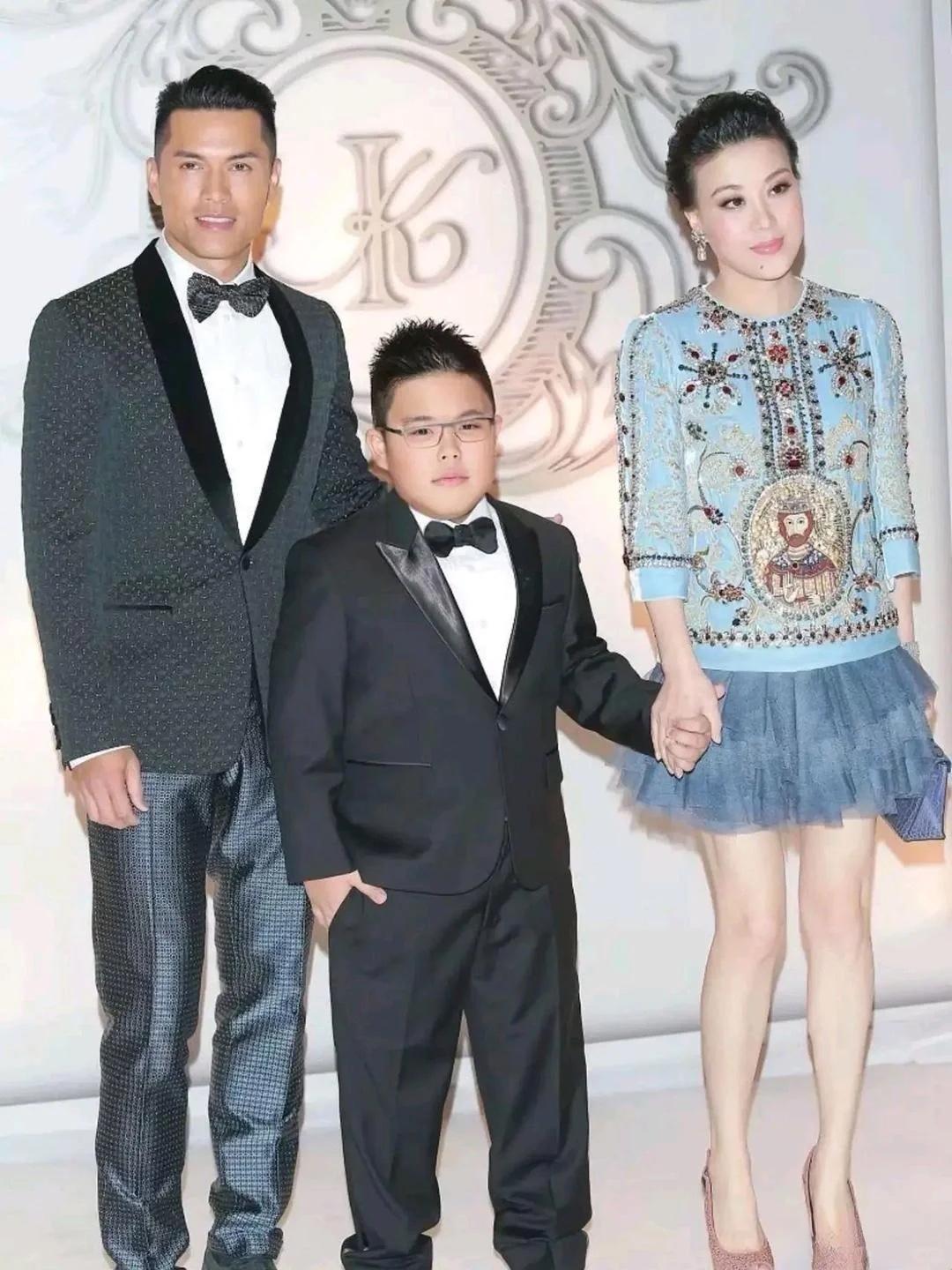 怪不得，吕良伟带着儿子回陆川祭祖，却没带老婆，不是因为老婆拿不出手，恰恰相反，老