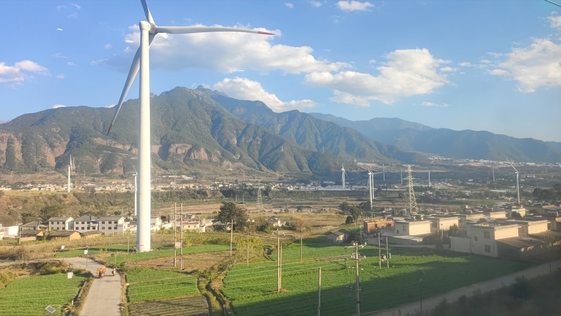 能源局2024年推的风电下乡“驭风行动”，时隔近二年，垭口上已密密麻麻布满风机。