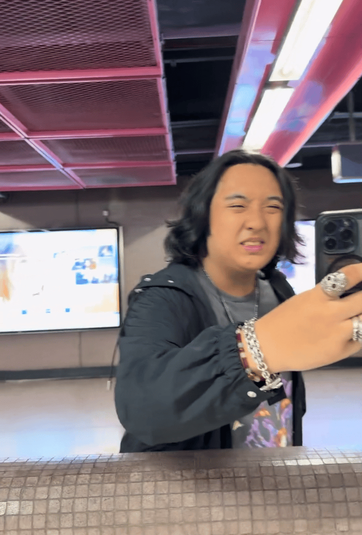 哪里丑了？
这明明就是翻版吴镇宇
有些人内在魅力远远超过外在皮囊

看到费曼和杨