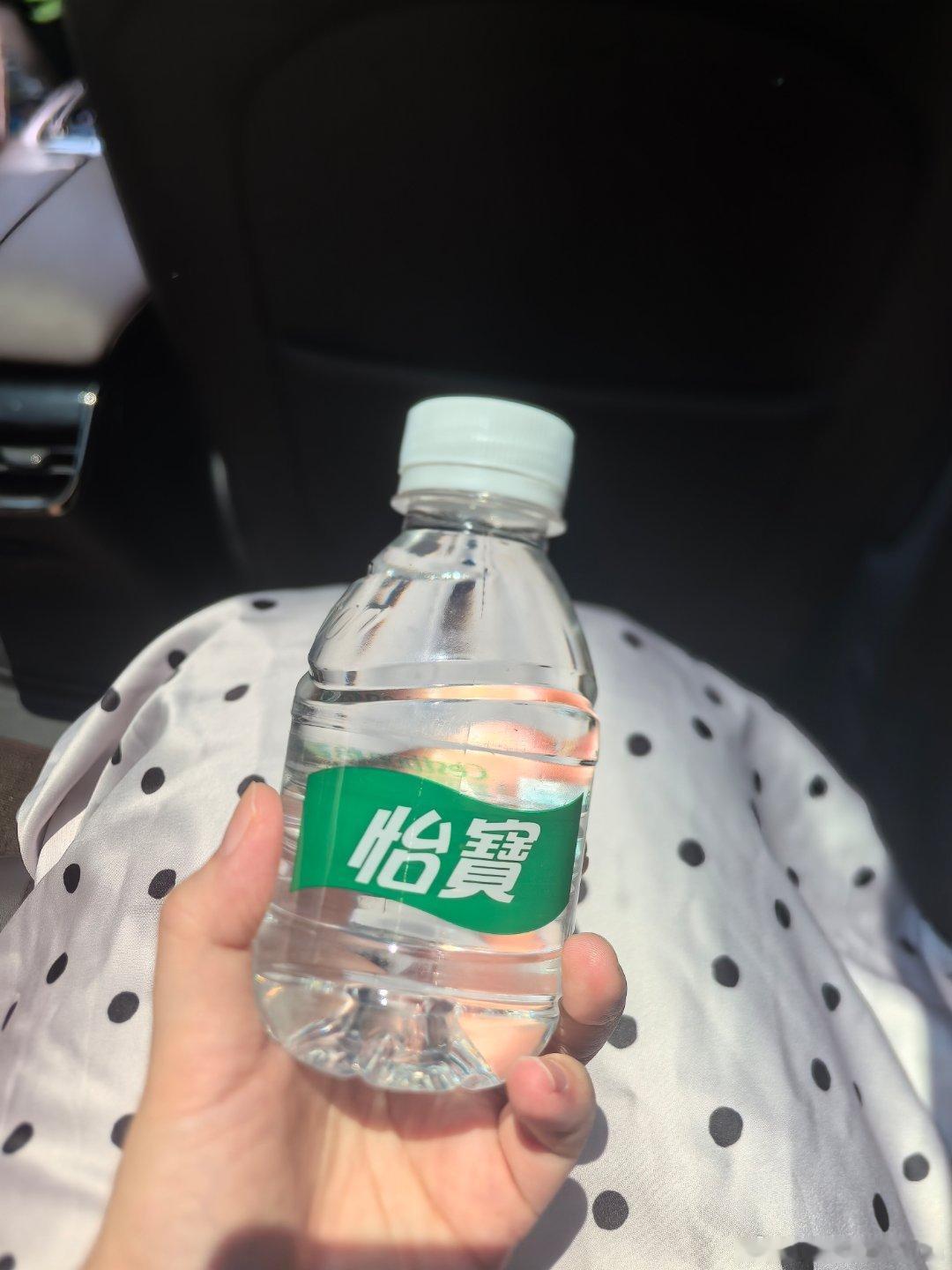 叫的机场接送专车上这个水也太可爱了吧！ 