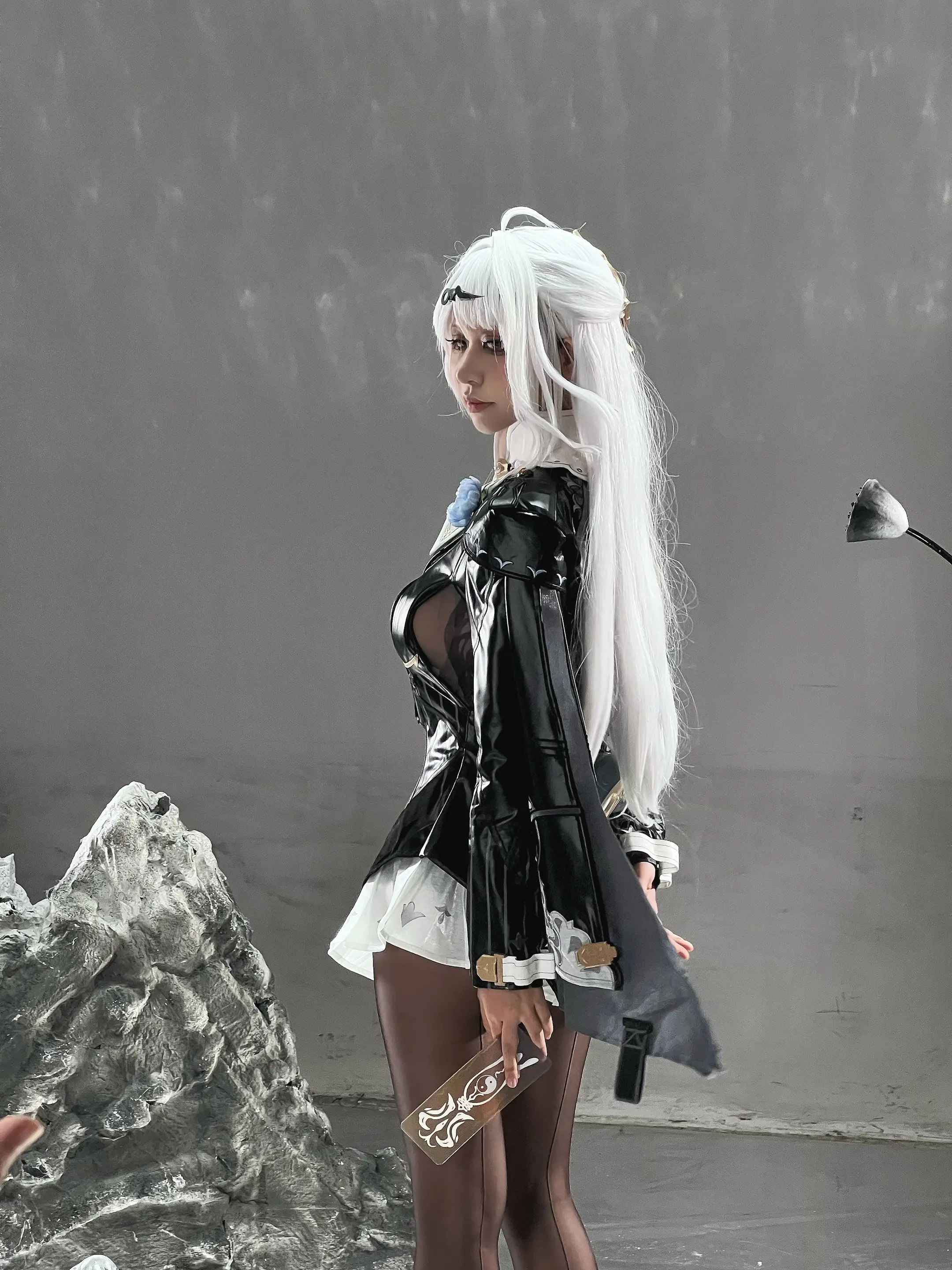 有鸟的白发虾线女子。