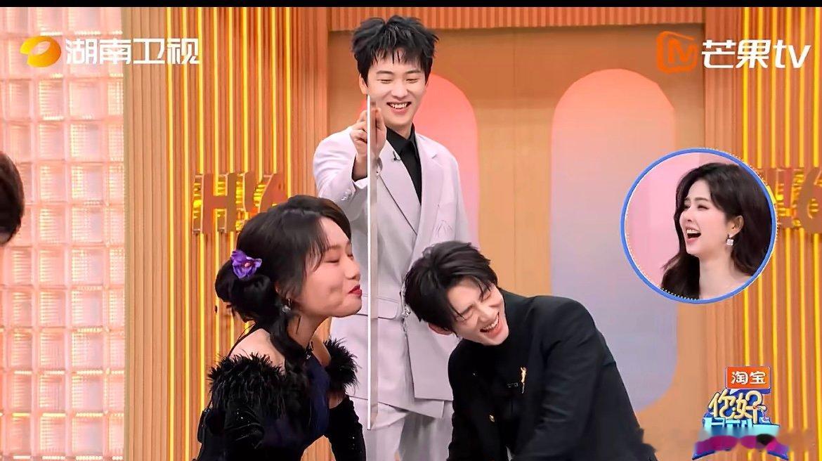 李雪琴只听题干就猛猛点头 这波颜值认可太明显！何炅题干刚出口，李雪琴就猛猛点头，