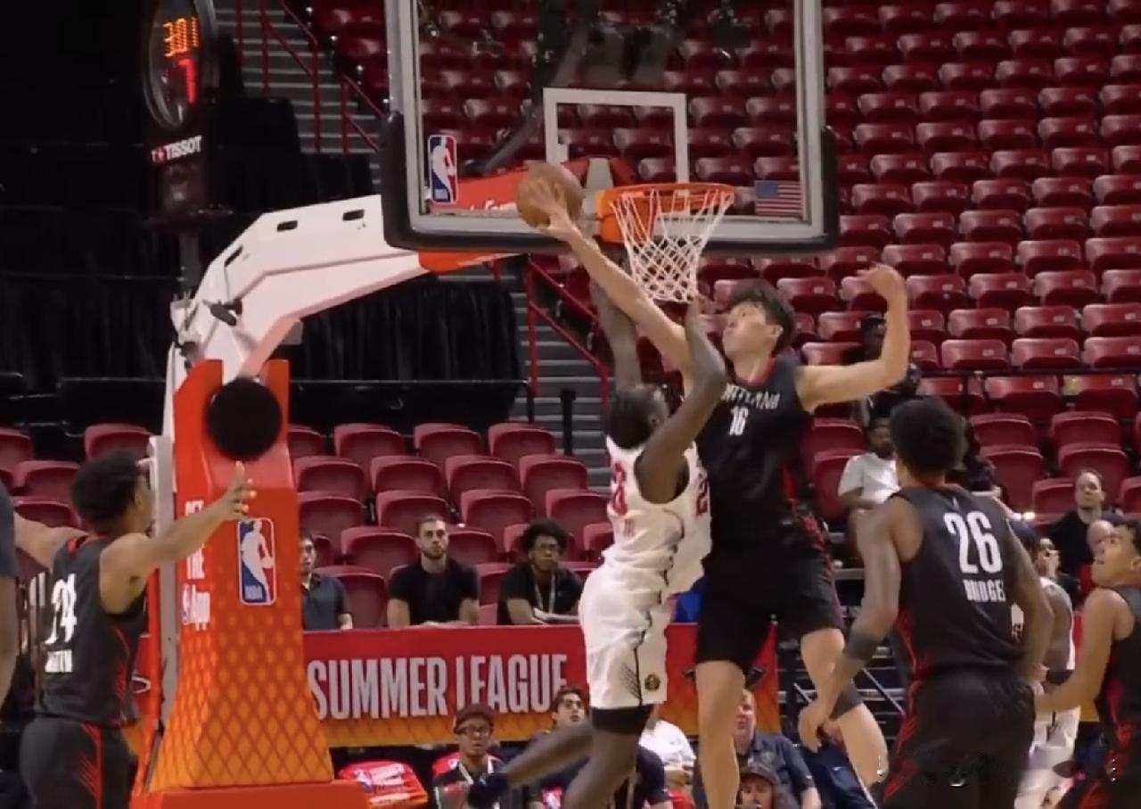 NBA夏季联赛战报，杨瀚森13分5板4帽3助1抢断填满数据栏，开拓者下半场发力逆