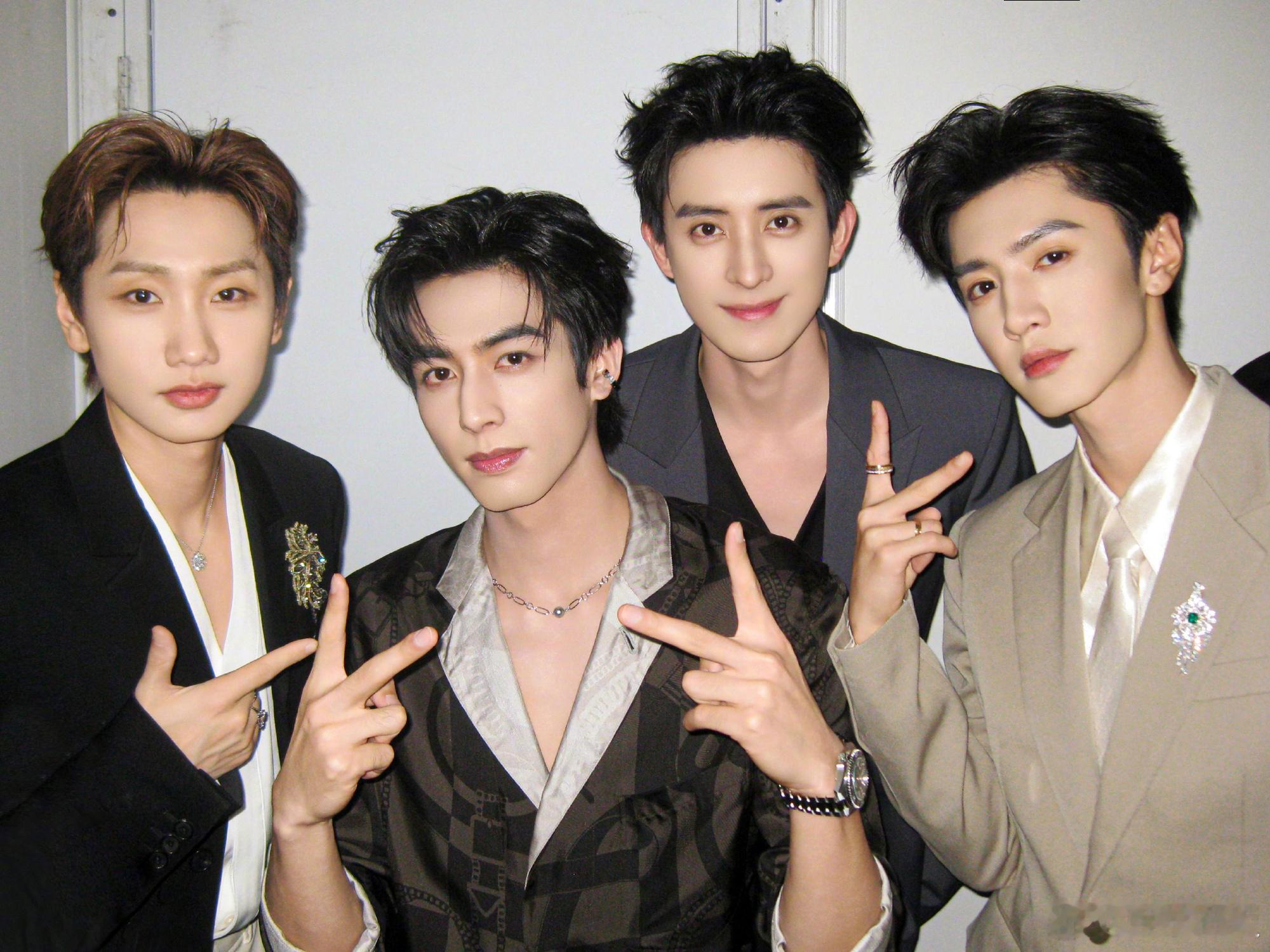 陈哲远宋威龙敖瑞鹏合照陈哲远宋威龙敖瑞鹏三张权威脸合照 上天入地找到了这么权威的