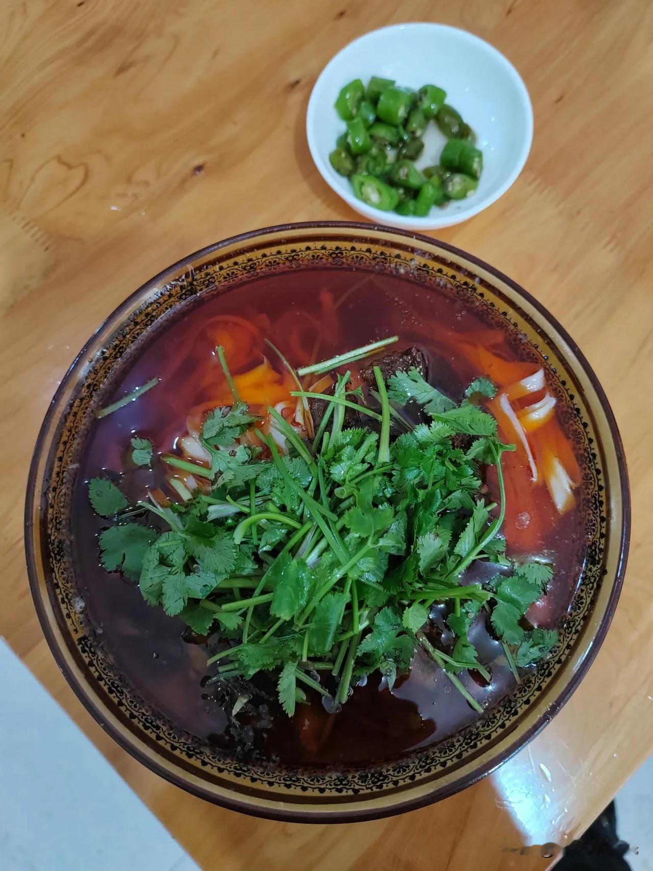 荥经挞挞面，味道好极了！
四川省雅安市荥经县最有名的小吃：
挞挞面。
挞挞面就是