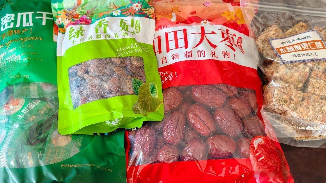 朋友去新疆玩给我们带回了特产，我旅游从来不会买土特产只会买冰箱贴。 