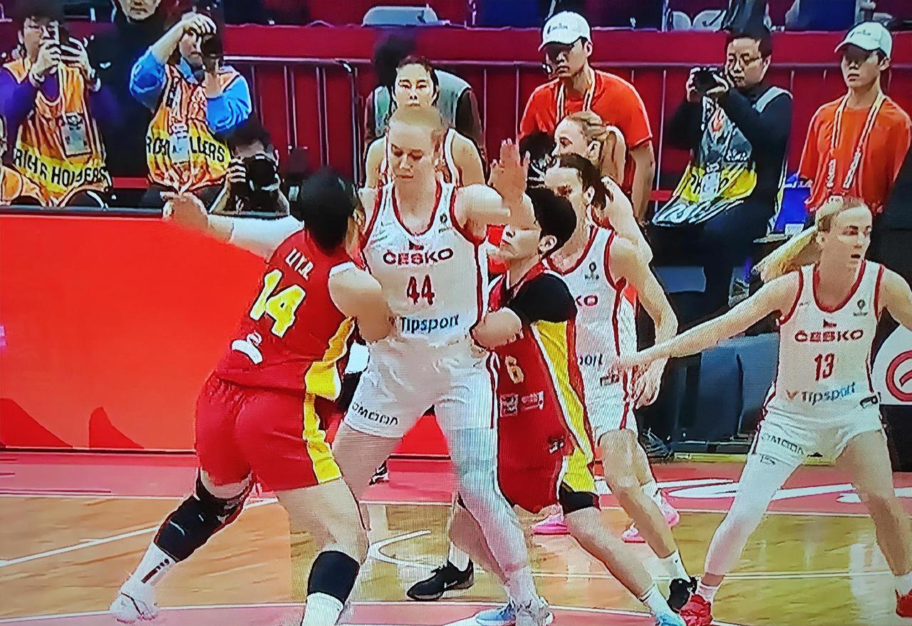 比利时女篮靠头脑打球
捷克女篮靠整体打球
马里女篮靠身体打球
巴西女篮靠天赋打球