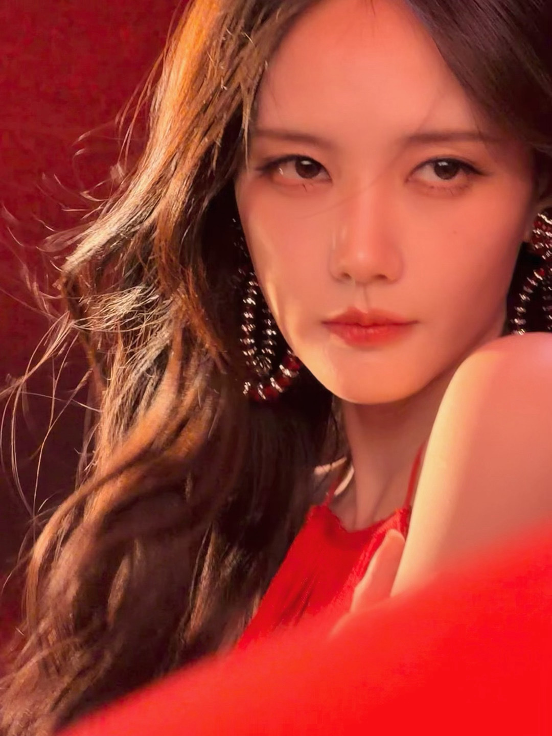 派酱安利 李一桐高情商公关 小年夜花絮新年限定美人！红色衬的明艳又大气！完全是女