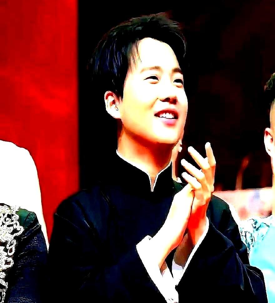 后台偶遇这事出自德云社封箱演出后流出的十几秒 backstage 视频,镜头晃到