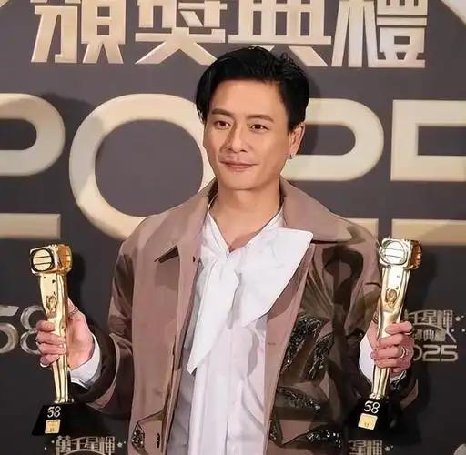 一个男人要痞帅到什么地步，才能男女通吃？别人的粉丝生怕自家爱豆塌房，可是他的粉丝