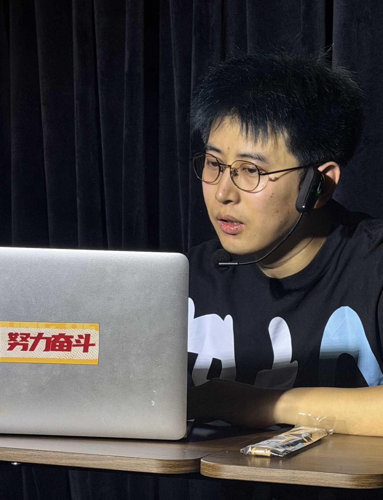 就让我回到史密斯的世界
这个周末我选择沉浸式体验一下@史密斯（专场宣传中） 的喜