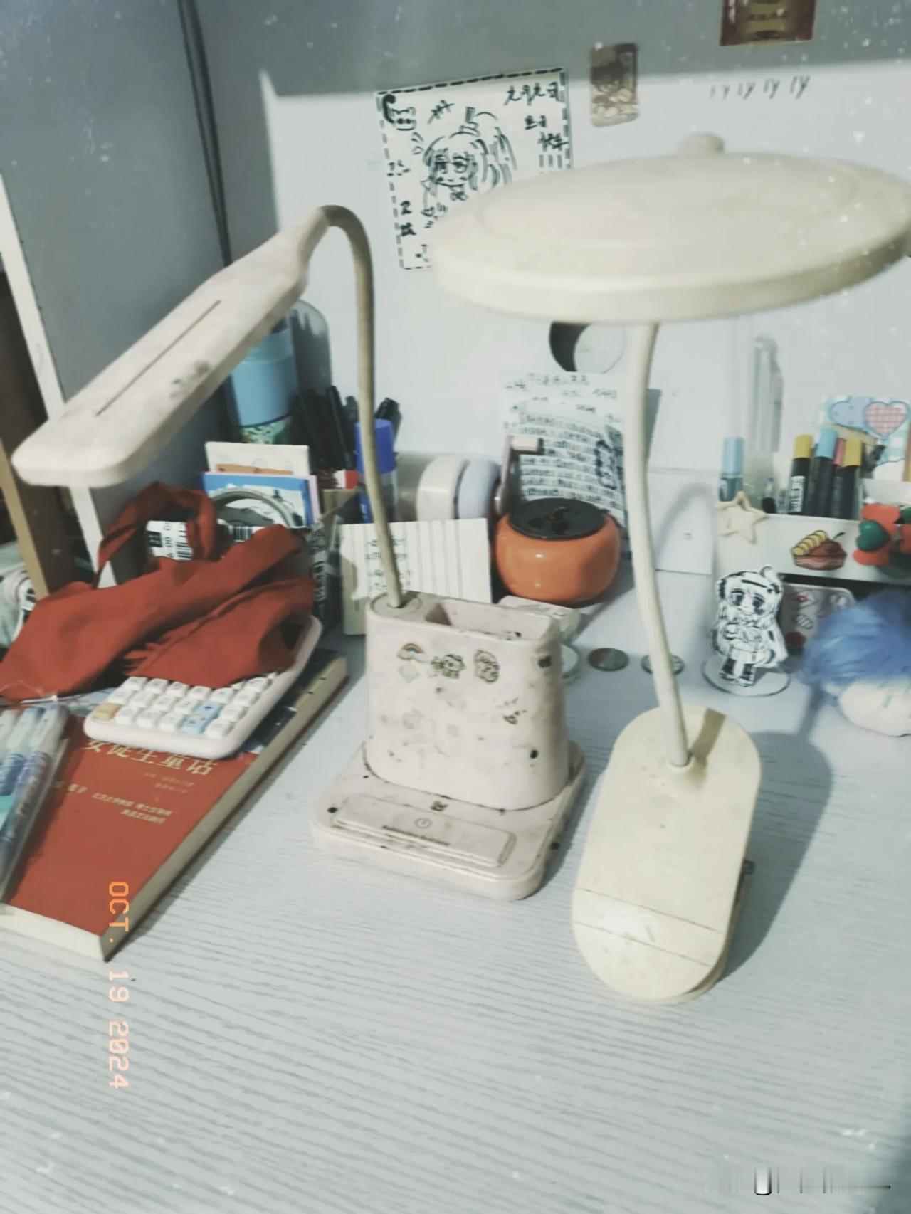 家里有小学生，台灯绝对少不了。

我家两个女儿，写作业的时候。一人一个台灯。这两