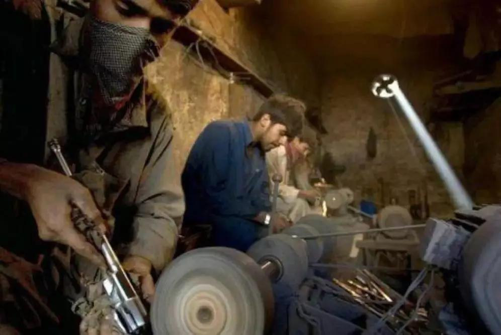 位于巴基斯坦和阿富汗之间的达拉镇，堪称亚洲最大“黑枪”产地。有l00多年製槍曆史