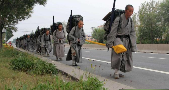 辽宁有一群比坐牢还苦的“女苦行僧”，每天睡4小时、吃1顿饭，出门住野外，没有任何