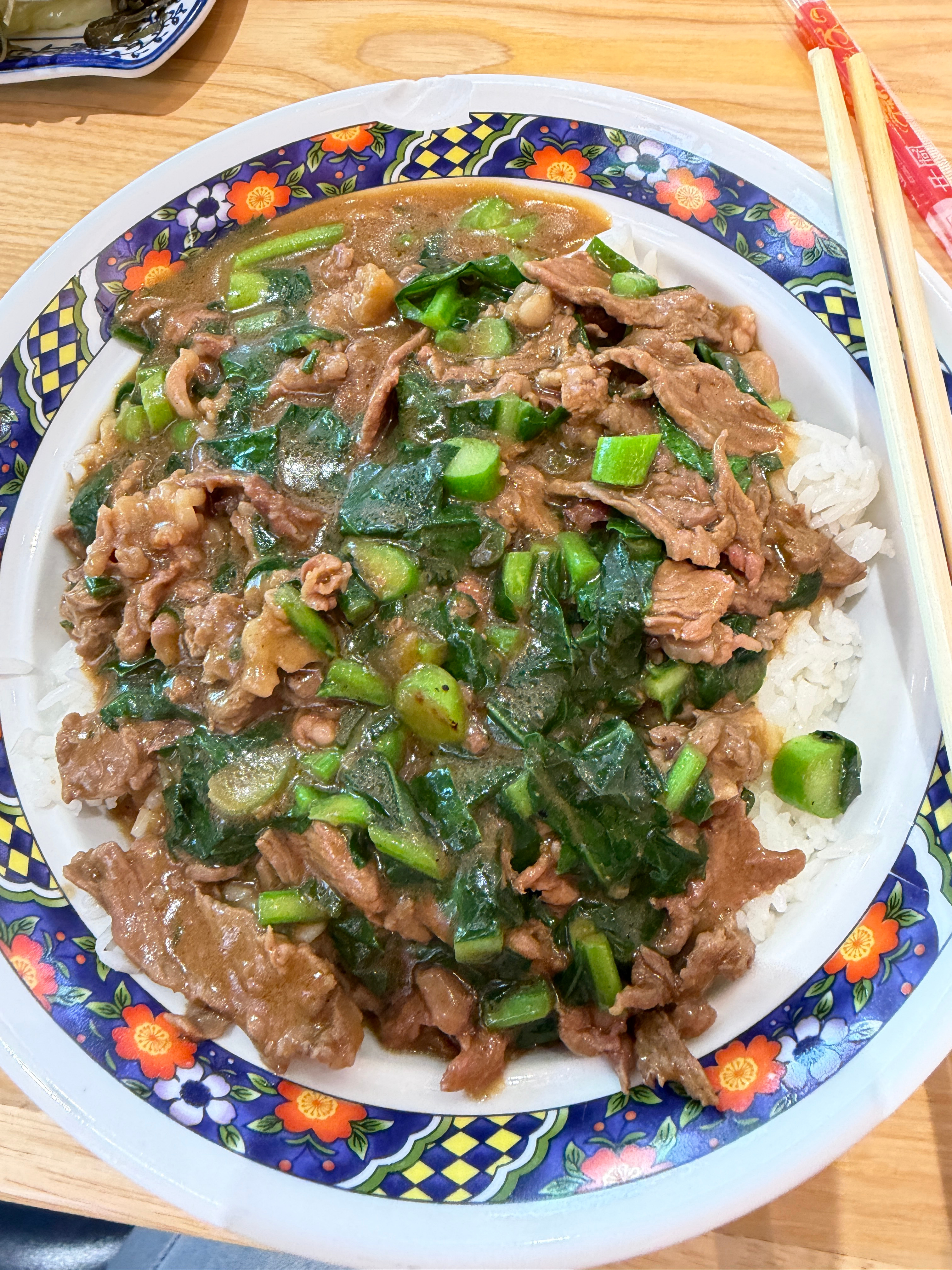 忙碌的一天，和同事去吃的沙茶牛肉饭，也许是最后一次跟她吃饭了，我的好搭子要离职了