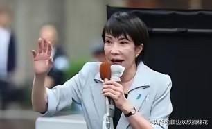 日本这回是真的坐不住了。高市早苗在记者会上表示：“日本非常需要稀土。”说得直白，