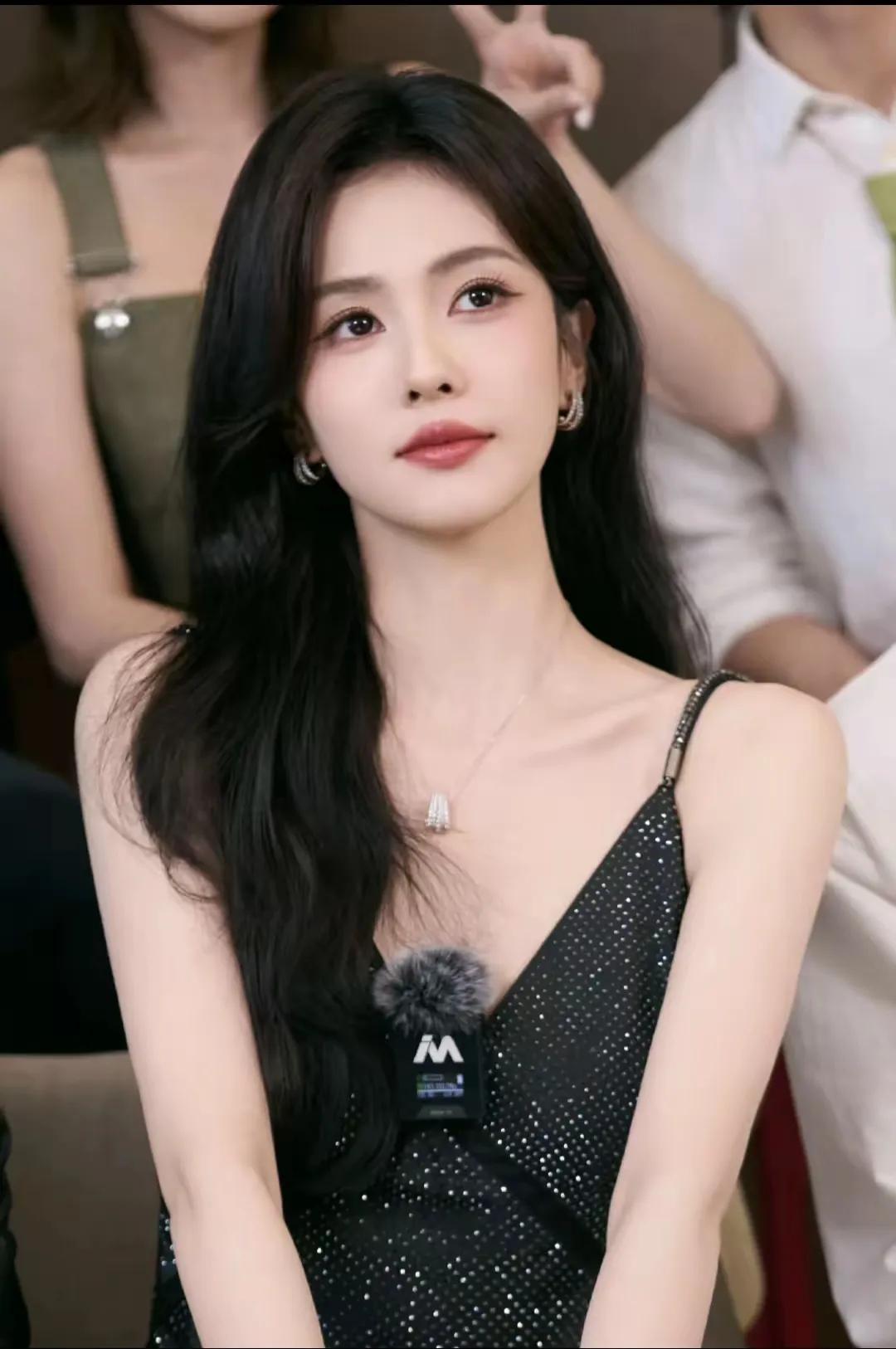 看了白鹿的学历，着实有点意外，她初中毕业就去读了中专院校。不过，学历可不代表一切