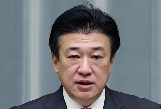 中国两艘3000吨级海警船带着76毫米舰炮、高压水炮和全域雷达，直接扎根台岛以东