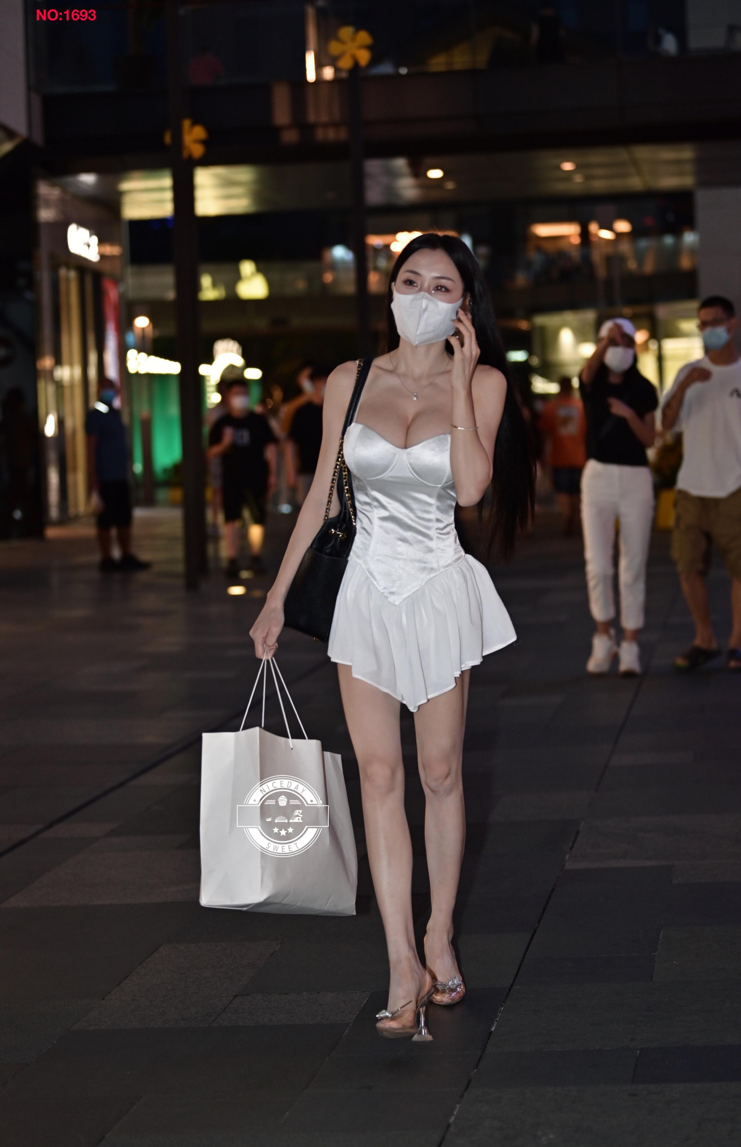 一条吊带裙 ,  性感吸睛 !![吃瓜][吃瓜] ​​​
