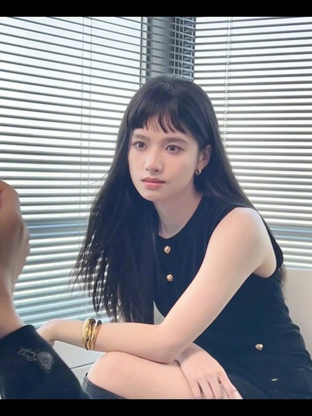 有刘海的张婧仪怎么样[思考] ​​​