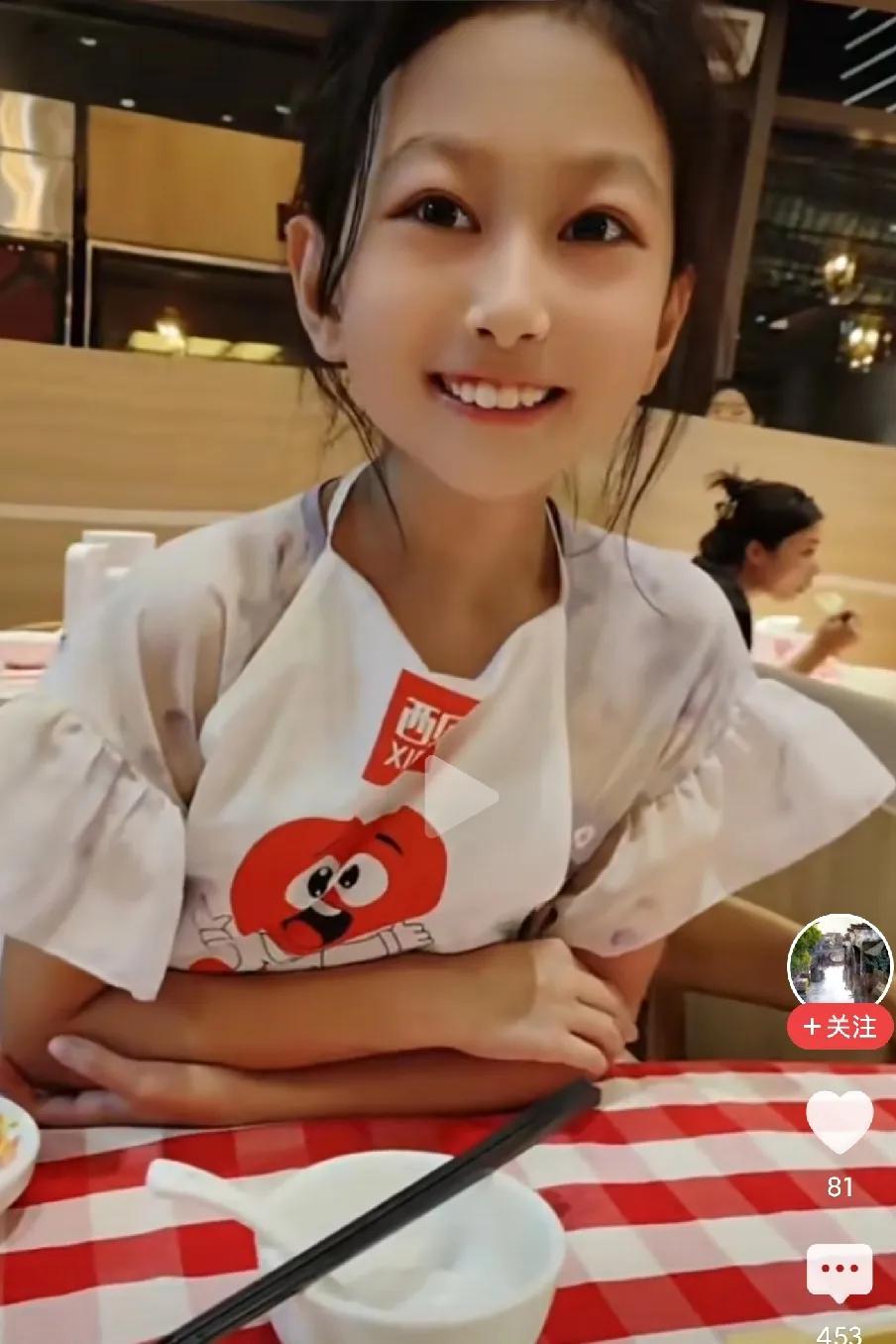 西贝再度打出“儿童牌”，找来一位小姑娘进行公关，没想到网友为这一场景脑补出了一段