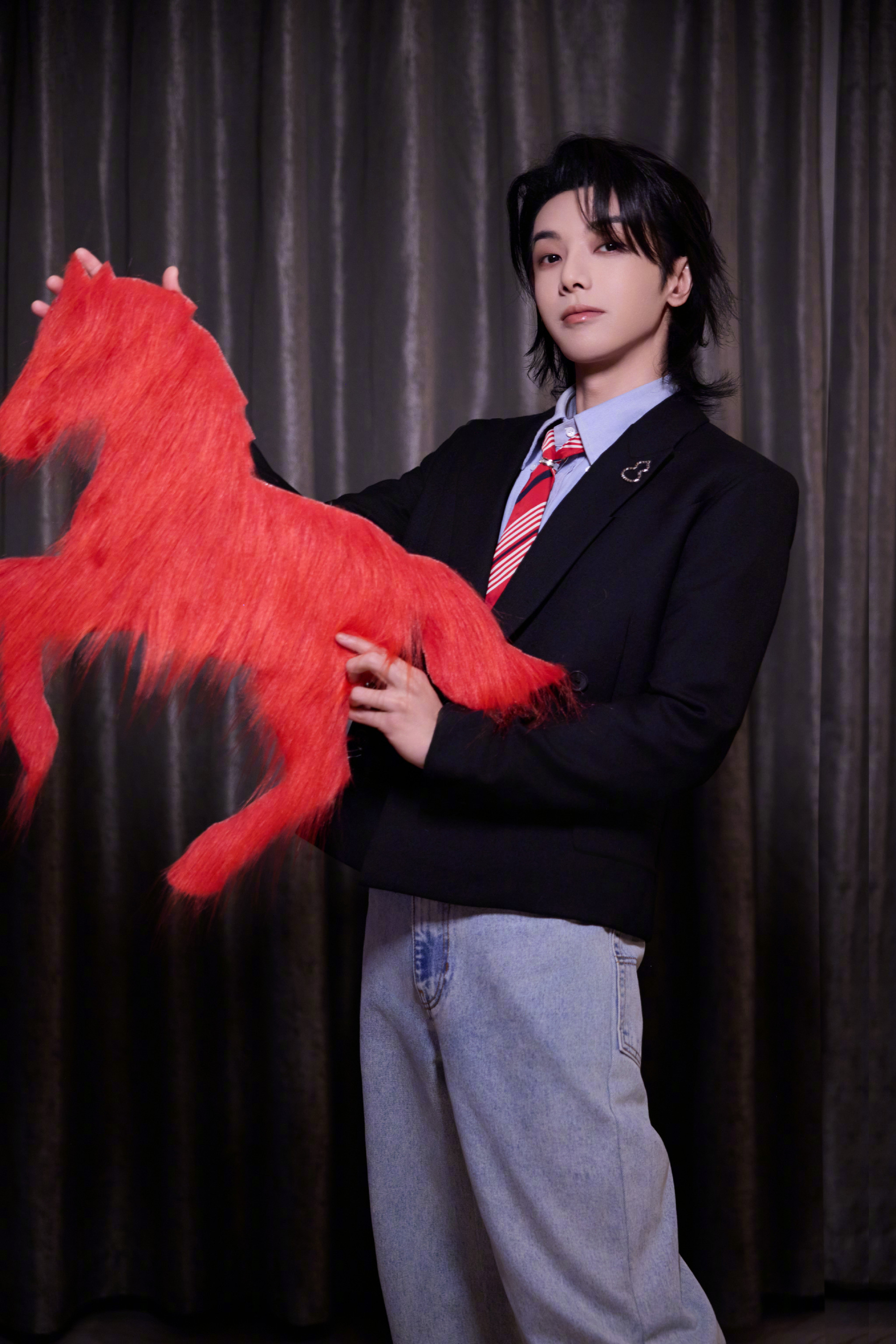 华晨宇脸颊肉回归 昨晚元宵舞台的花花状态太棒啦！元气感爆棚，标志性的脸颊肉一回来