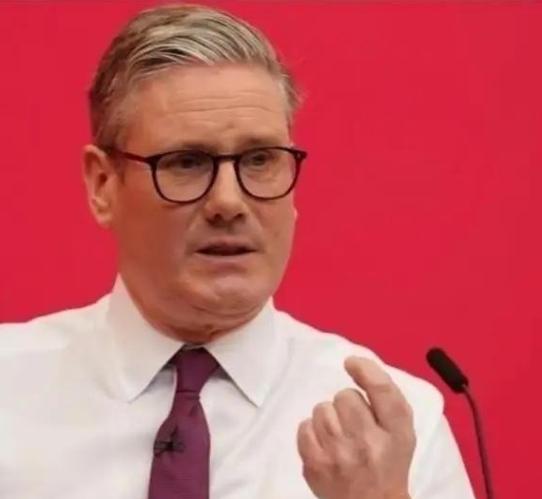 特朗普万没想到，英国首相当着全世界的面，说：中国，是世界三大强国之一，特朗普估计