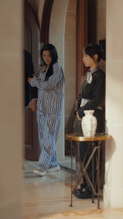 谁家现偶女主穿病号服被求婚 刚逃离医院就被求婚，闪婚速度堪比火箭发射。两人表面甜