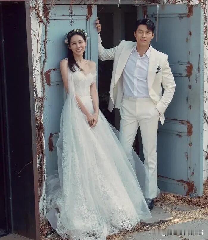 这一对明星夫妻看着挺恩爱的，应该不会离婚的吧。男的本人真是帅爆了，身材高大威猛，