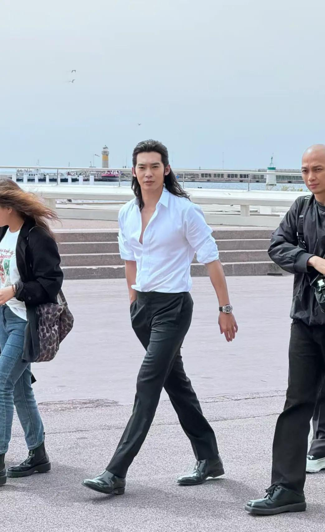 戛纳偶遇于适
于适真的是一个很有型的明星
男人味十足
随便一拍感觉他就像是男模特