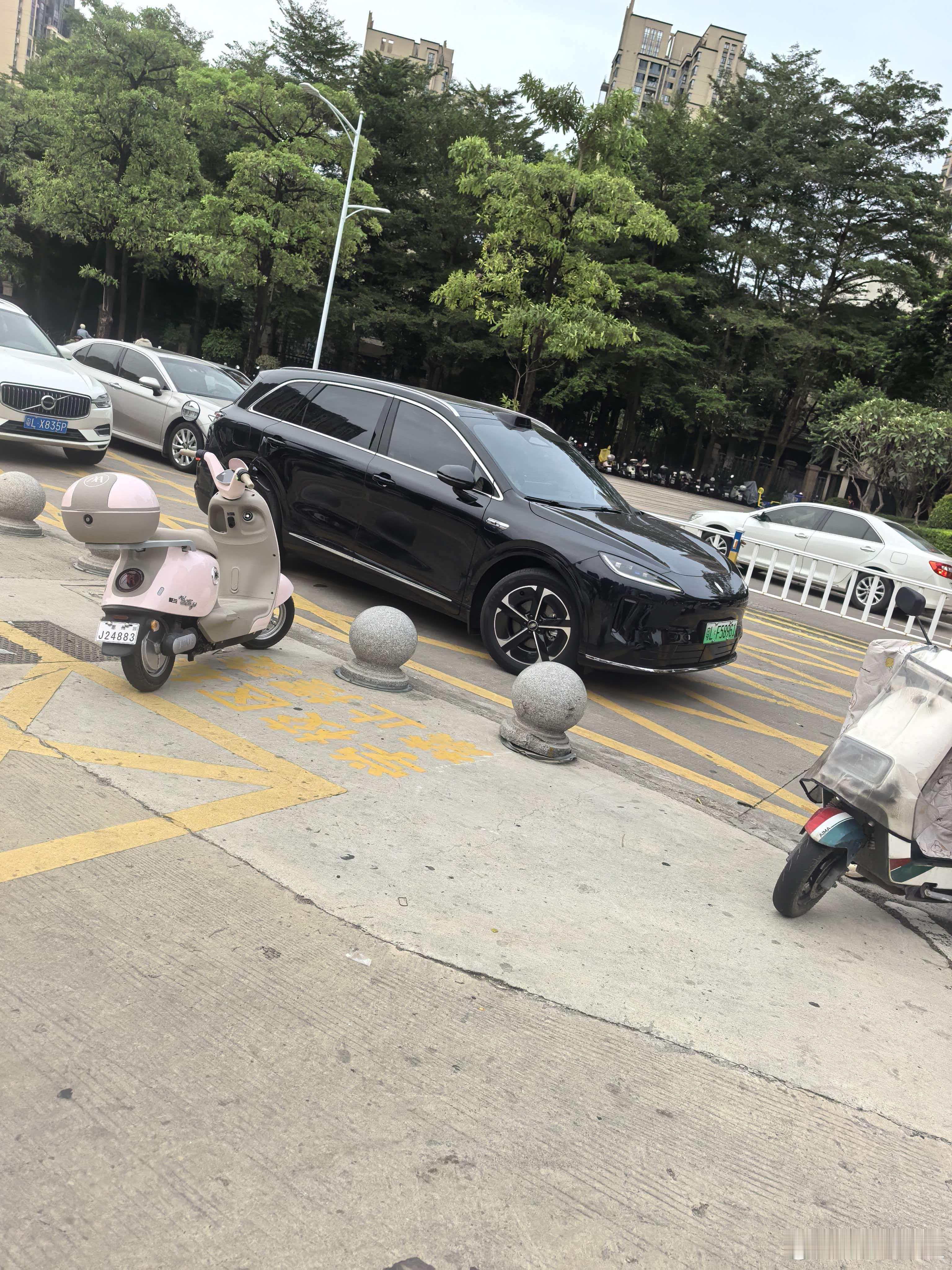 看到一部尚界，觉得还行，就是家庭用车。 