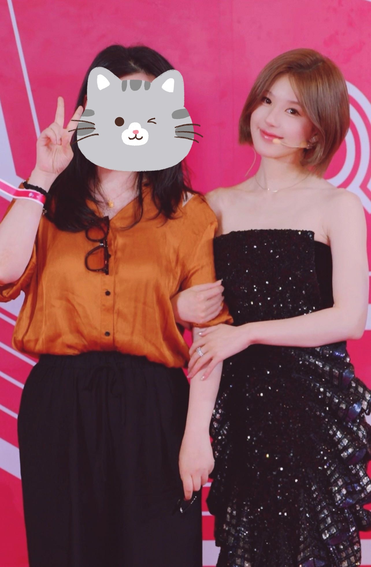 和粉丝的合照[女孩儿]我在屏幕外面看你们幸福就好了，没关系，没关系[苦涩]赵露思