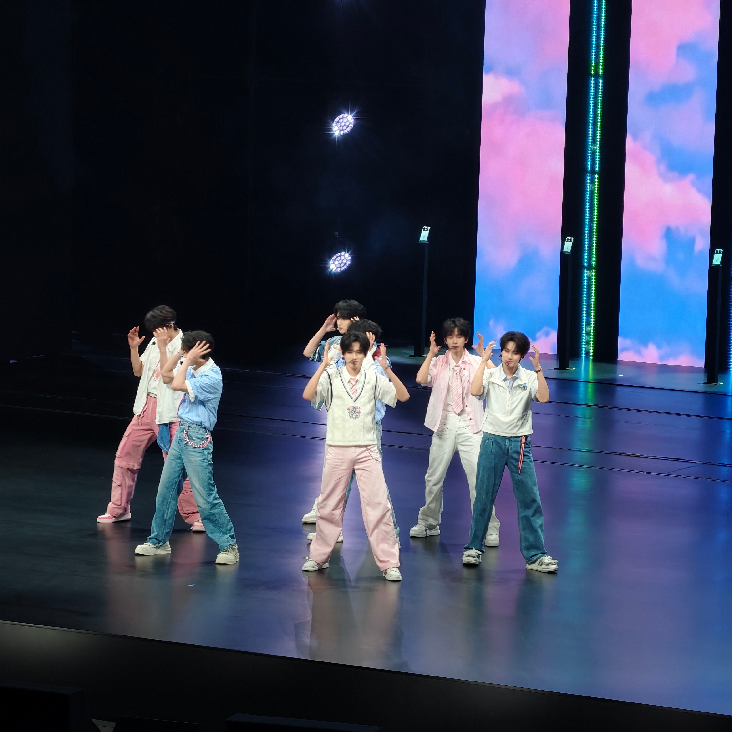 时代少年团亮相华为发布会时代少年团这就来nova发布会现场了，年轻就是有活力啊啊