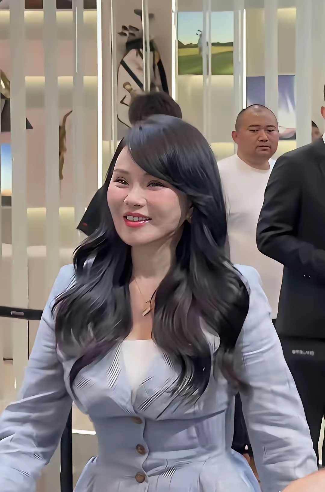 快六十岁的人了，能这个样子还是每年上百万维持的！ 