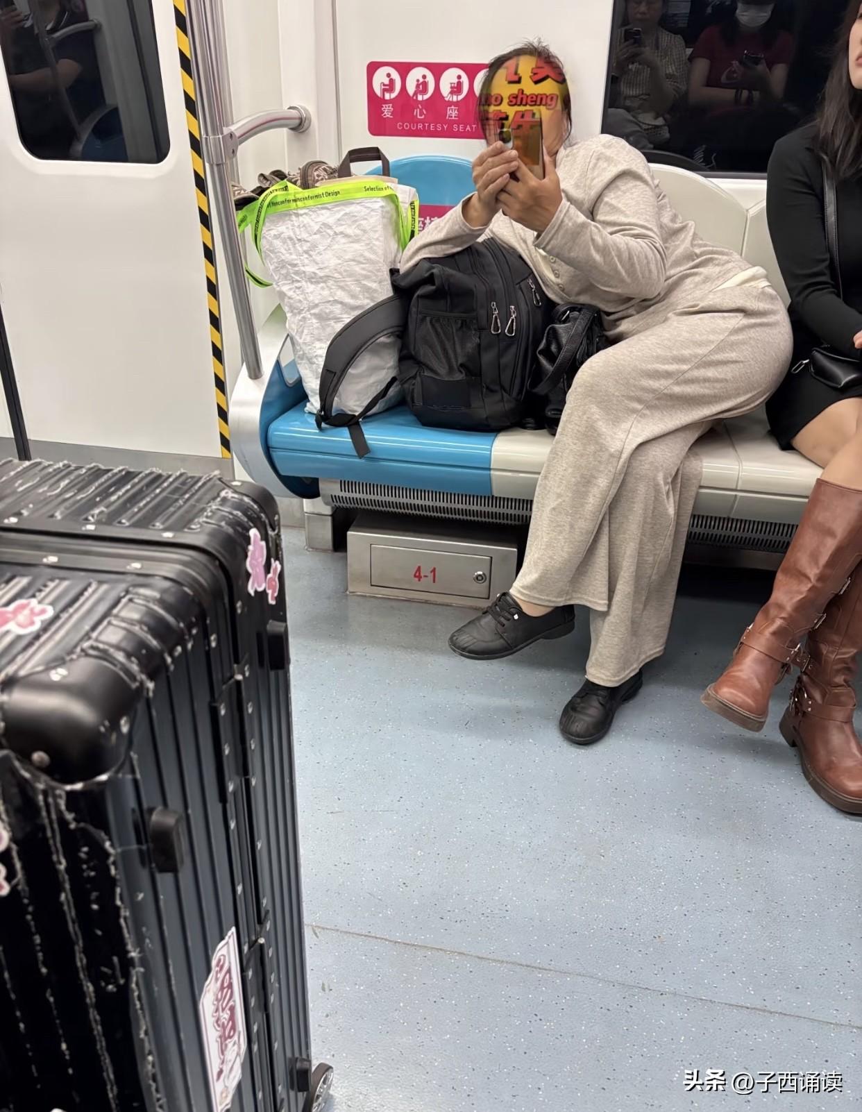 真的是姿势优美，内心丑陋。试问一下，如果旁边是一个大男人，你还这样坐吗？