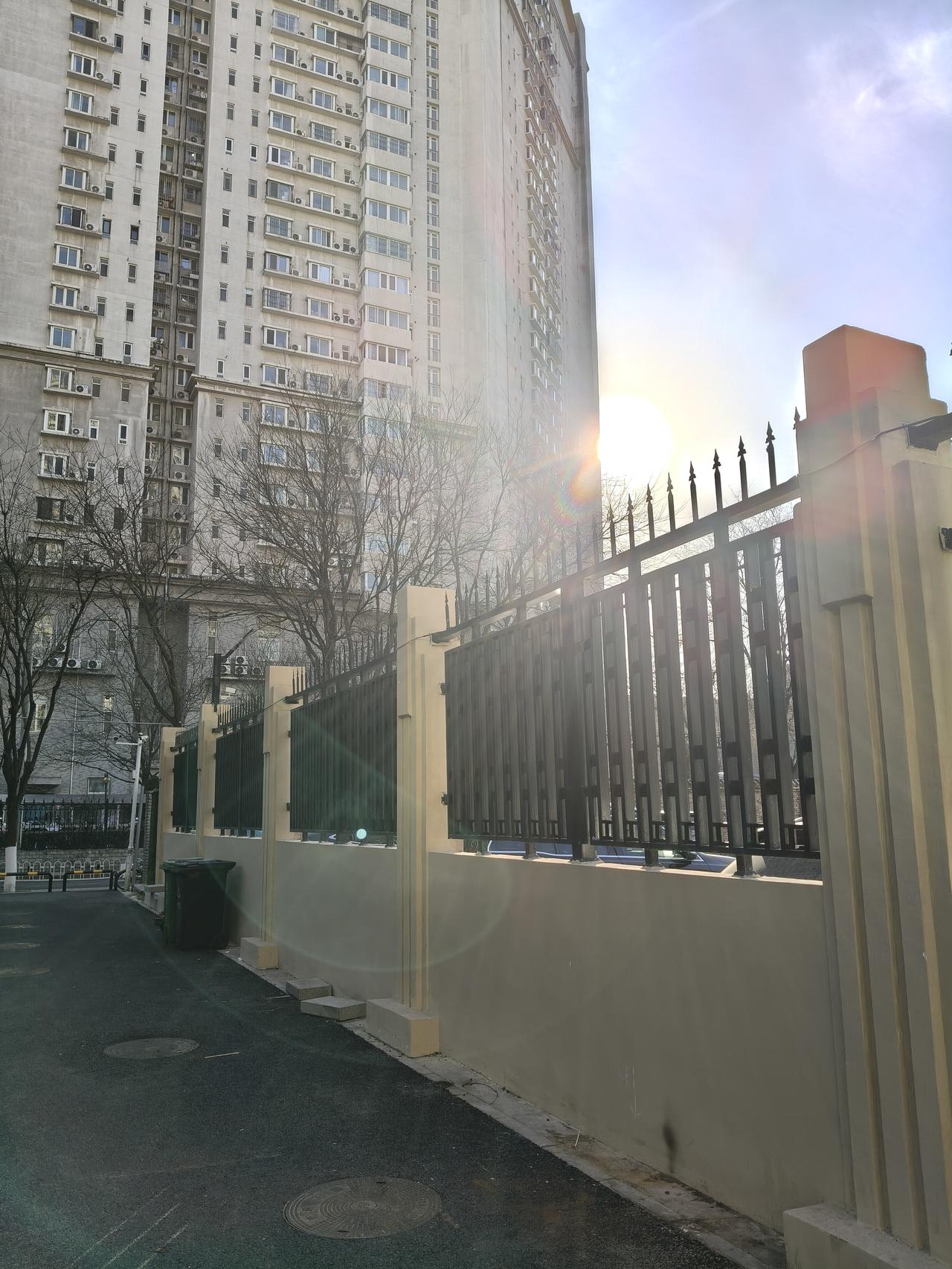 就拿在美洲对委内瑞拉的行动来说，从海上封锁、空袭“毒品装载设施”，到“绝对决心行