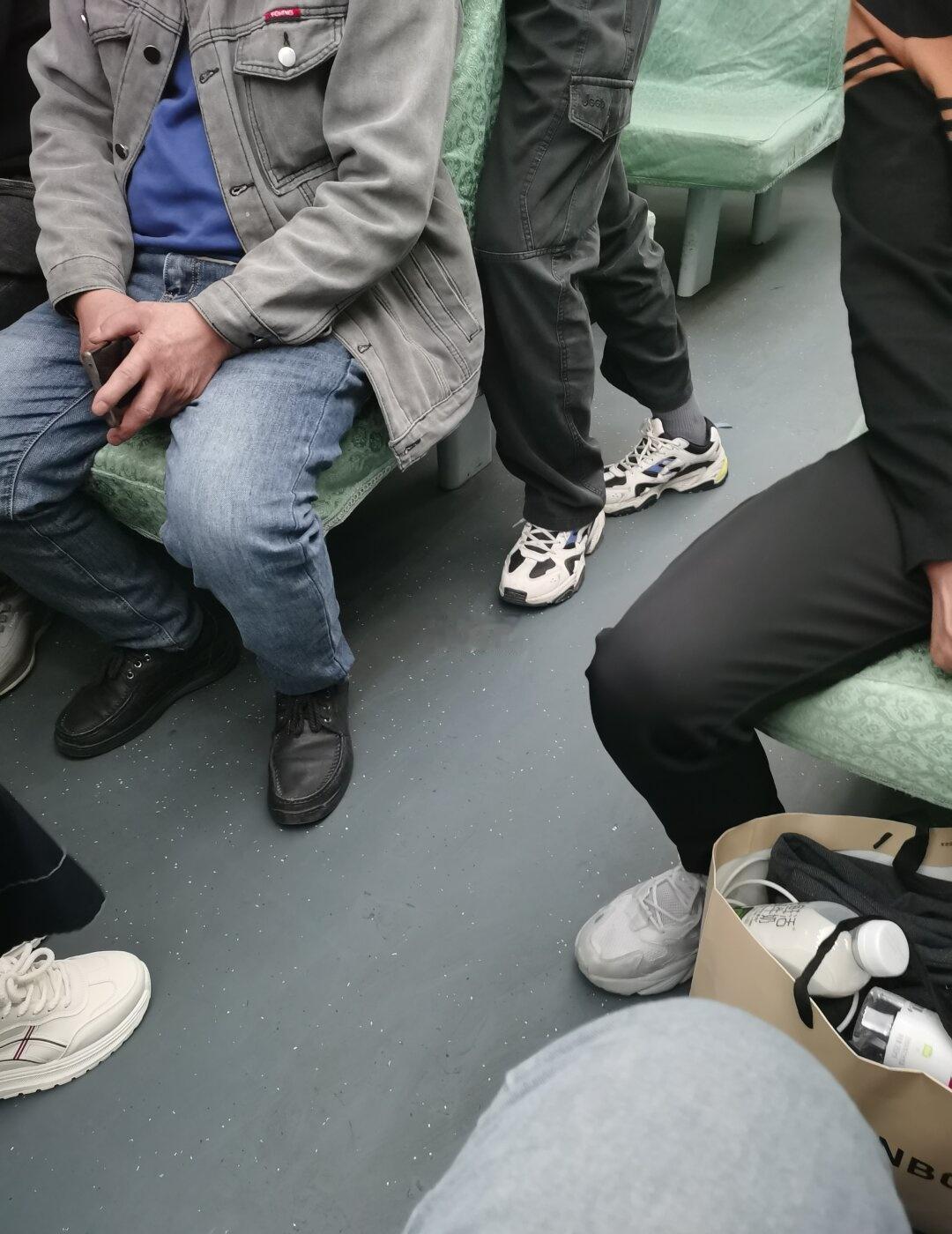 火车重座
火车两位大哥座位号一模一样
都是16车88座
真是第一次遇见
现在在等