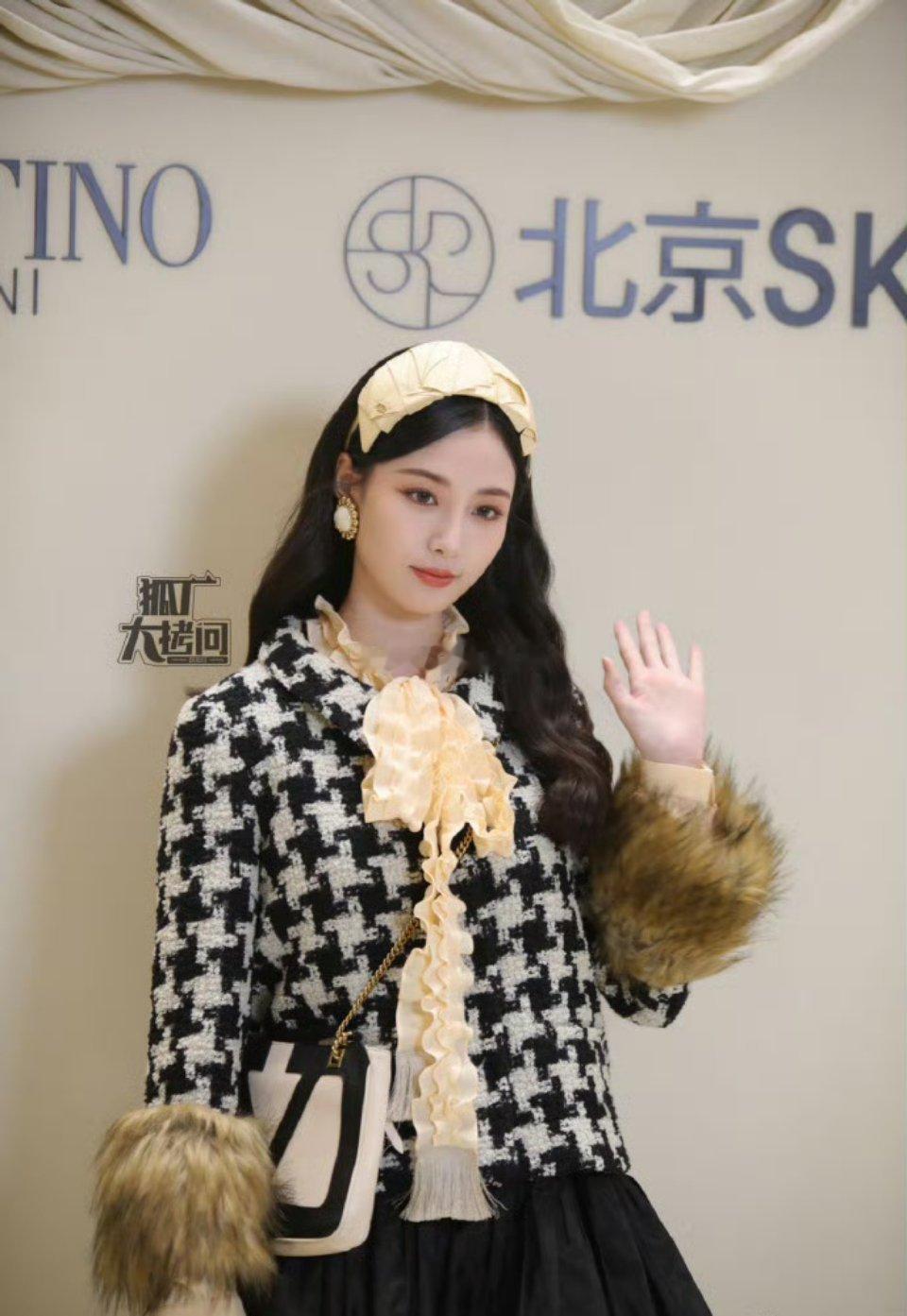 涛涛的老婆看来对明星来说有话题度还是好的，放以前，她哪接触得了这种资源？ 
