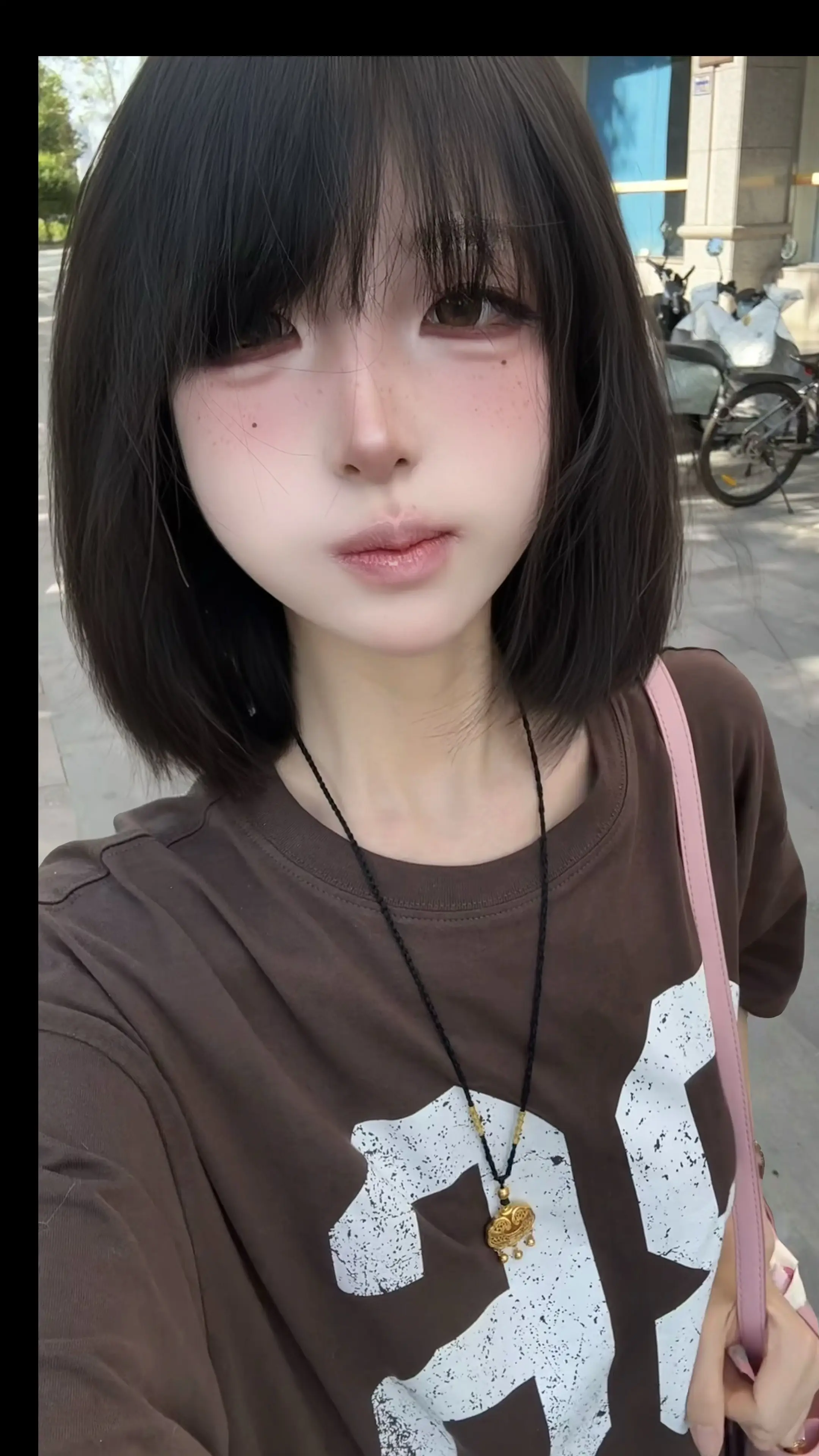 我总说你身上有独特的香水味。在你离开之后才知道它的后调是我的眼泪