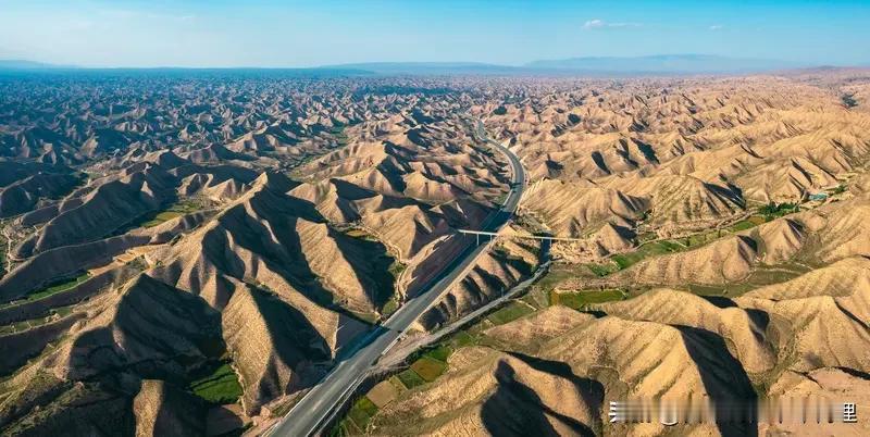 12月17日，甘肃兰海高速上演了一场惊心动魄的生死考验。一辆小车定速巡航突发故障