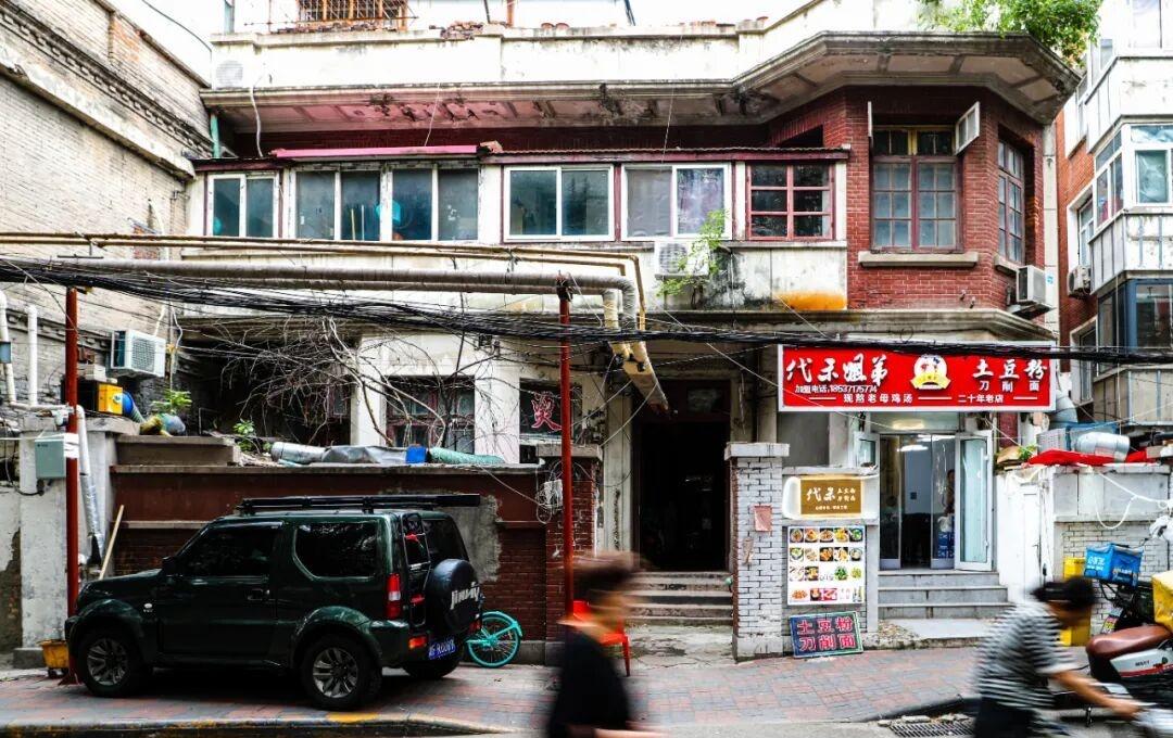 【陕西路上，这栋百年建筑即将迎来新生……】两高三化新和平 斑驳的墙皮剥落露出红砖