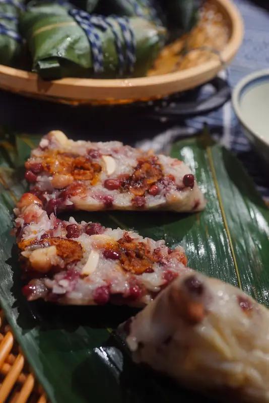 我最喜欢吃八宝的粽子。八宝粽里食材丰富，糯米、红枣、花生、薏仁、红豆、葡萄干等都