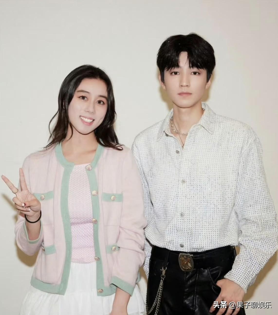 果然优秀的人身边都是优秀的人，
看看这次王俊凯与何超欣何超欣合照，
不由得让我深