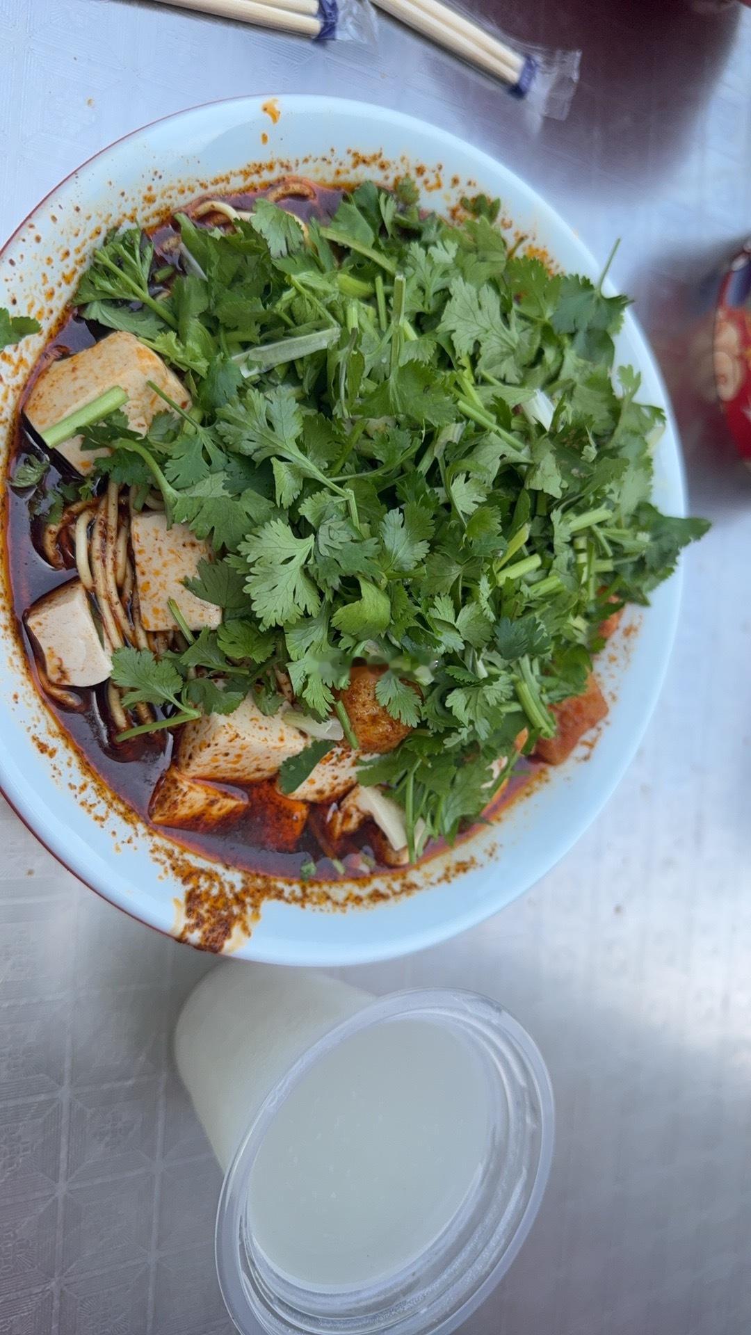 煮酒今日 对于襄阳牛肉面 还是一如既往的好评！虽然我吃的是海带豆腐。 ​​​