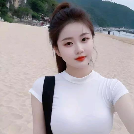 沙滩上的美丽女孩，笑容灿烂，海风吹拂海边活力少女 海边少女 海边温柔女孩 海边度