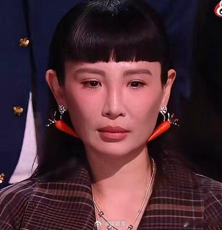 魏如萱胡萝卜耳钉歌手发布会实力唱将暗藏可爱一面，胡萝卜耳钉点缀耳畔，少女感藏都藏