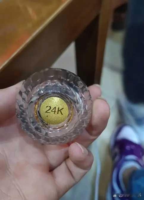 朋友送了一瓶酒，今天打开喝，发现里面竟然有黄金，这会是真的吗？ 