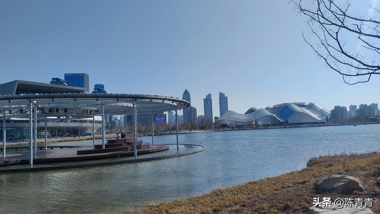 前边就是苏州狮山市民广场，现代气息扑面而来，搏物馆、科技馆，有山有水，市民休闲好