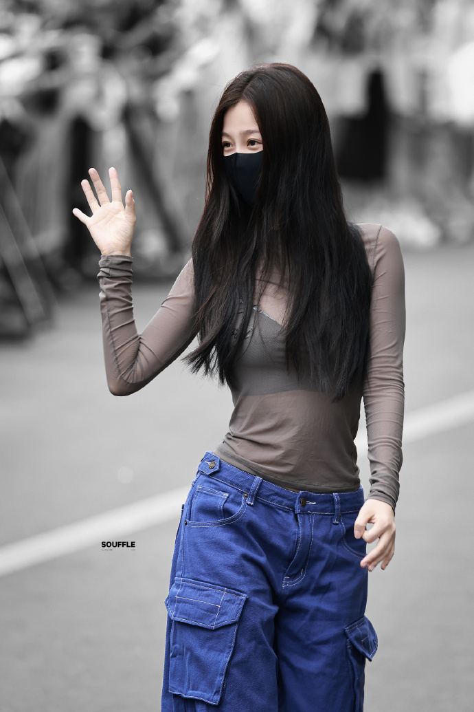 谁懂虞书欣这个上衣  虞书欣这身真妈妈来了 新鲜上班图送达，谁能 get 虞书欣