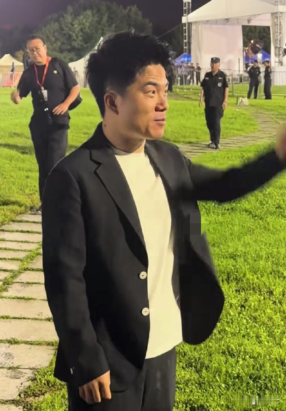 董宇辉为什么一直有那么多人喜欢？因为他每次都会温柔的招呼，细心的叮嘱，还有不经意